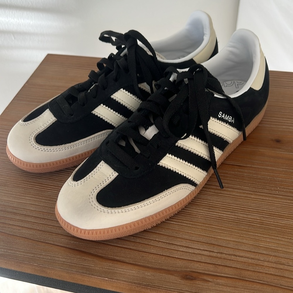Adidas Samba Black and White
Item number F22 IE5836
Cloud white/wonder clay